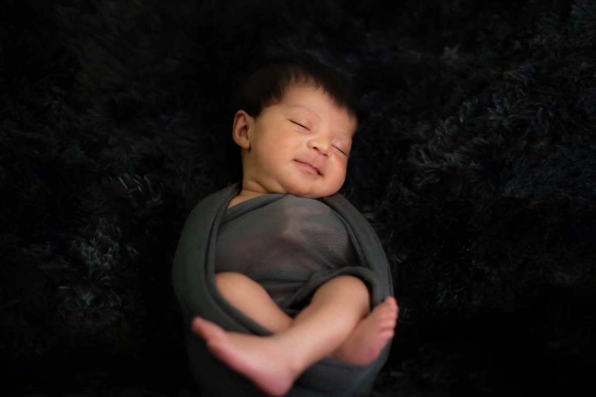 Fotografia de recem nascidos em Para de Minas com bebê enrolado no wrap.