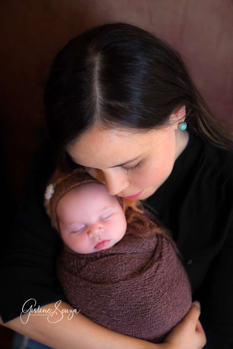 Fotografia Newborn Ana Clara 13 dias, pose com a mães. Ensaio realizado na cidade de Pará de Minas,