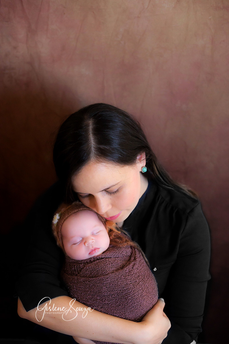 Ensaio Newborn pose com os pais. Bebê Ana Clara. Fotos realizadas em Pará de Minas.
