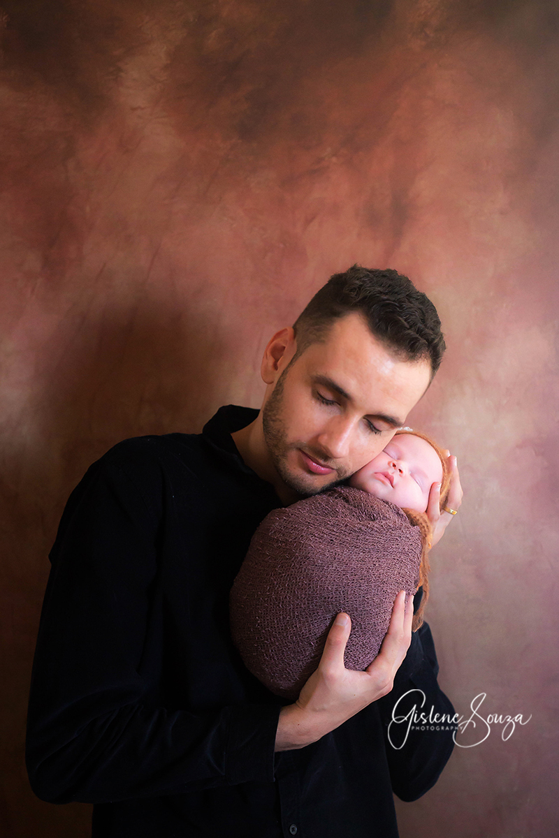 Ensaio newborn Pará de Minas. Fotografia com os pais. Bebê enrolado no wrap.
