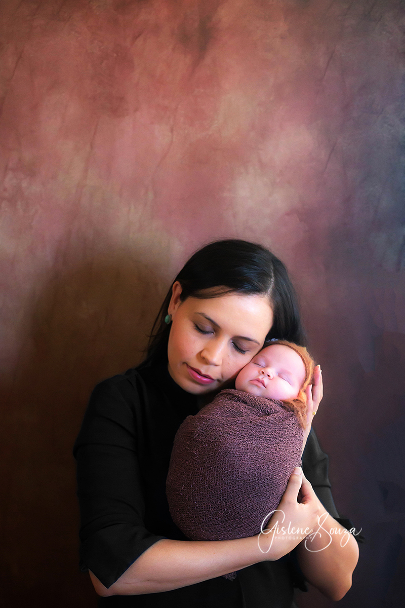 Fotografia Newborn Ana Clara 13 dias. Pose bebe enrolado no wrap. Foto com os pais na cidade de Pará de Minas.