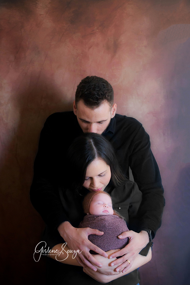 Fotografia de newborn realizado na cidade de Pará de Minas. Fotos newborn com os pais