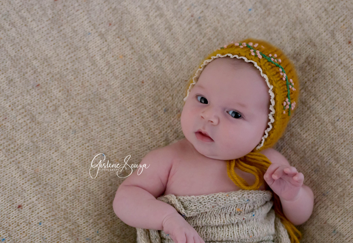 Ensaio Newborn em Belo Horizonte e Para de Minas. Pose bebê no puff com olhinho aberto.