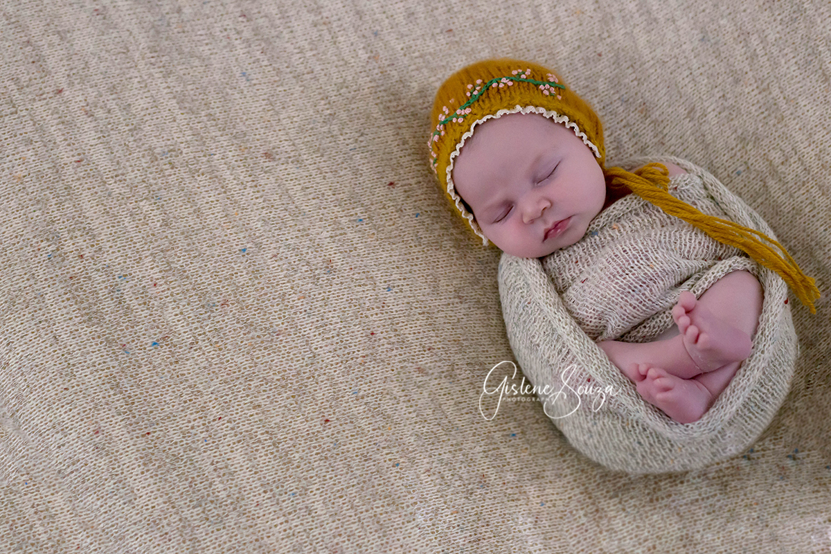 Newborn Ana Clara em Pará de Minas. Pose no puff.