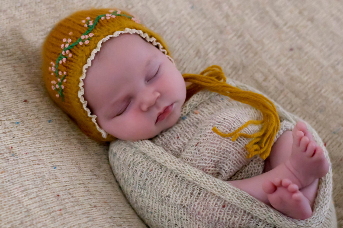 Ensaio de recém nascidos em Para de Minas, pose no puff.