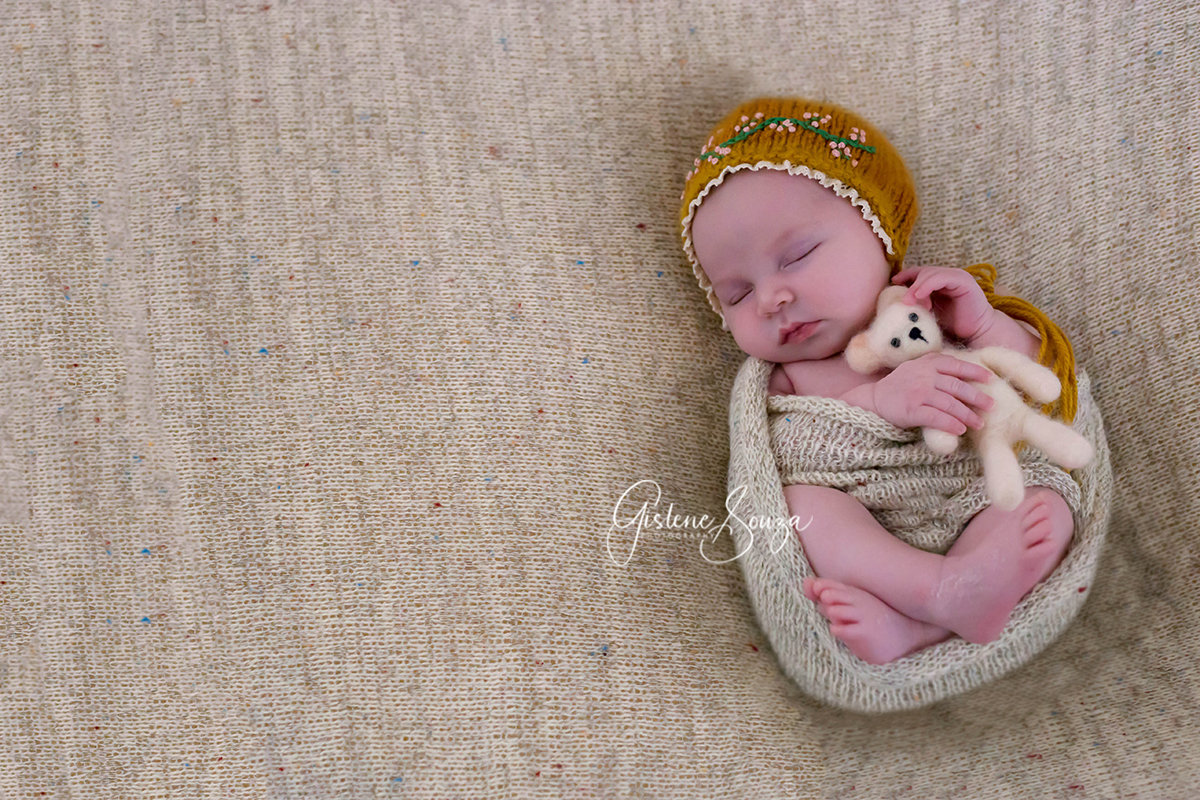 Fotografia de newborn em Pará de Minas, pose no puff. Bebê Ana Clara.