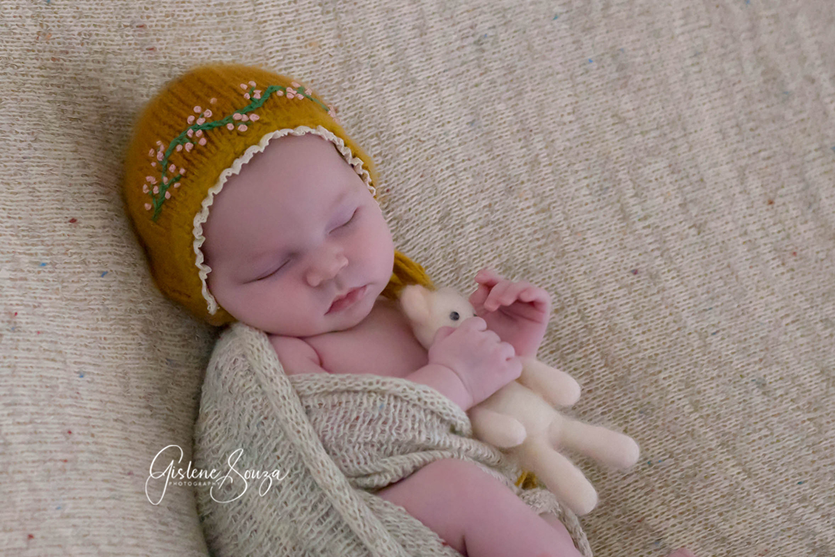 Ensaio de Newborn realizado em Pará de Minas. Pose no puff.