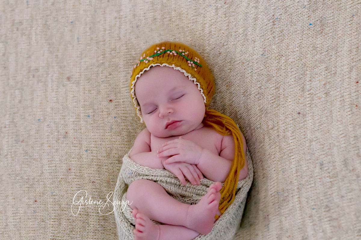 Fotografia de  newborn realizado na cidade de Para de Minas. Bebê Ana Clara de 13 dias. Pose no puff.