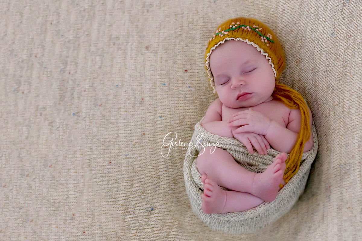 Fotografia de recém nascidos em Para de Minas, pose no puff.