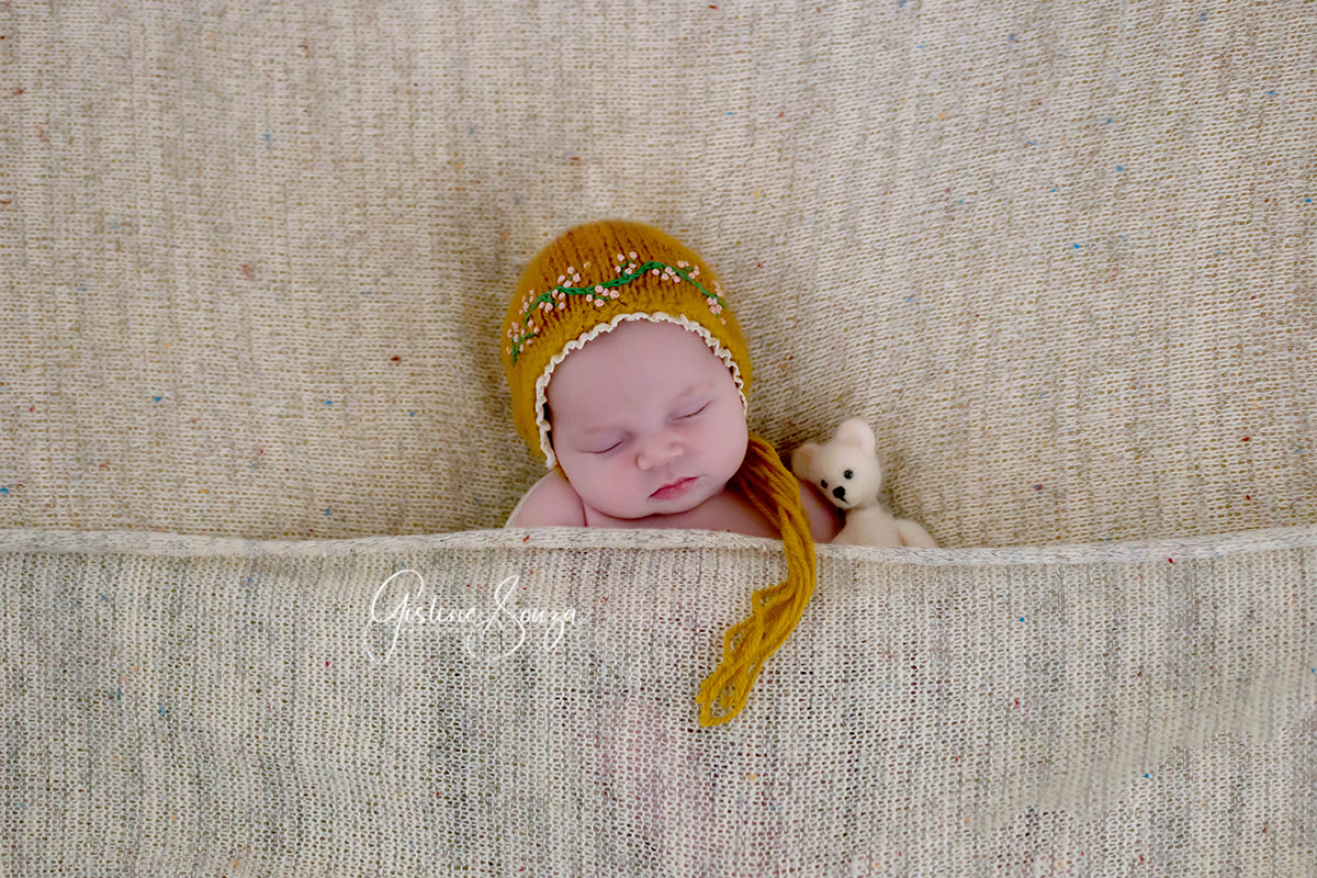 Ensaio newborn Ana Clara. Belbê com 13 dias. Pose do puff. Pará de Minas