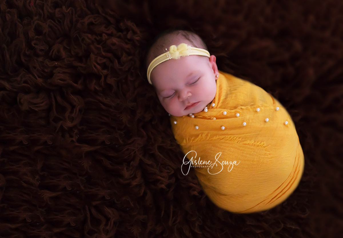 Fotografia de  newborn em Para de Minas. Bebê Ana Clara de 13 dias. Pose enrolado no wrap no Flo kati.
