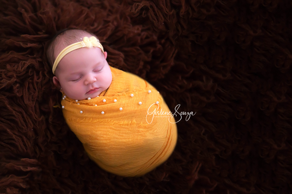 Fotografia de newborn em Pará de Minas. Pose no flokati.