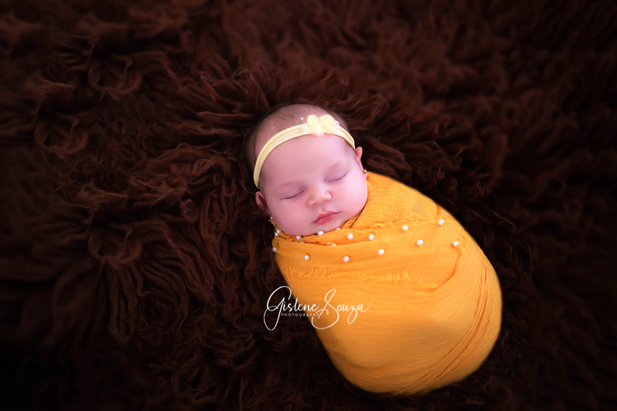 Fotografia de recém nascido da Ana Clara, pose no Flokati. Ensaio realizado em Para de Mians.