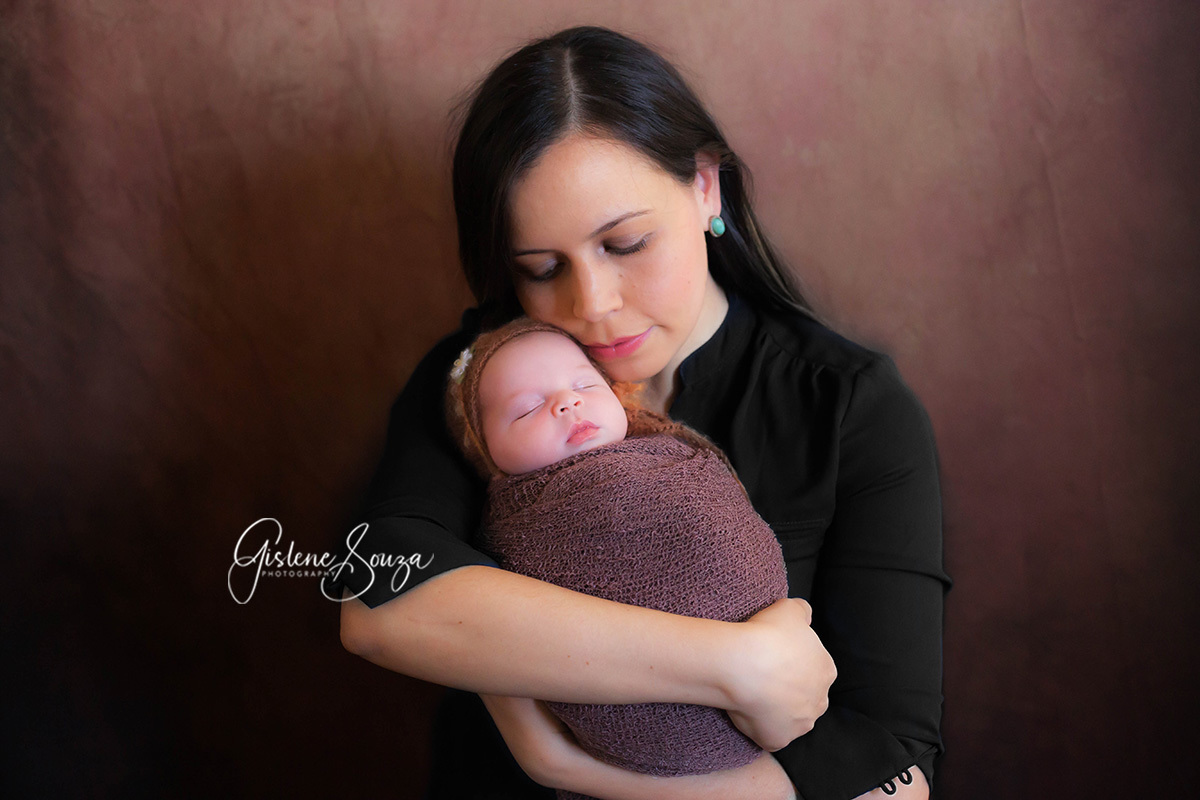 Ensaio Newborn Ana Clara 13 dias. Fotografia de recém nascidos realizadas em Pará de Minas. Pose com os pais.