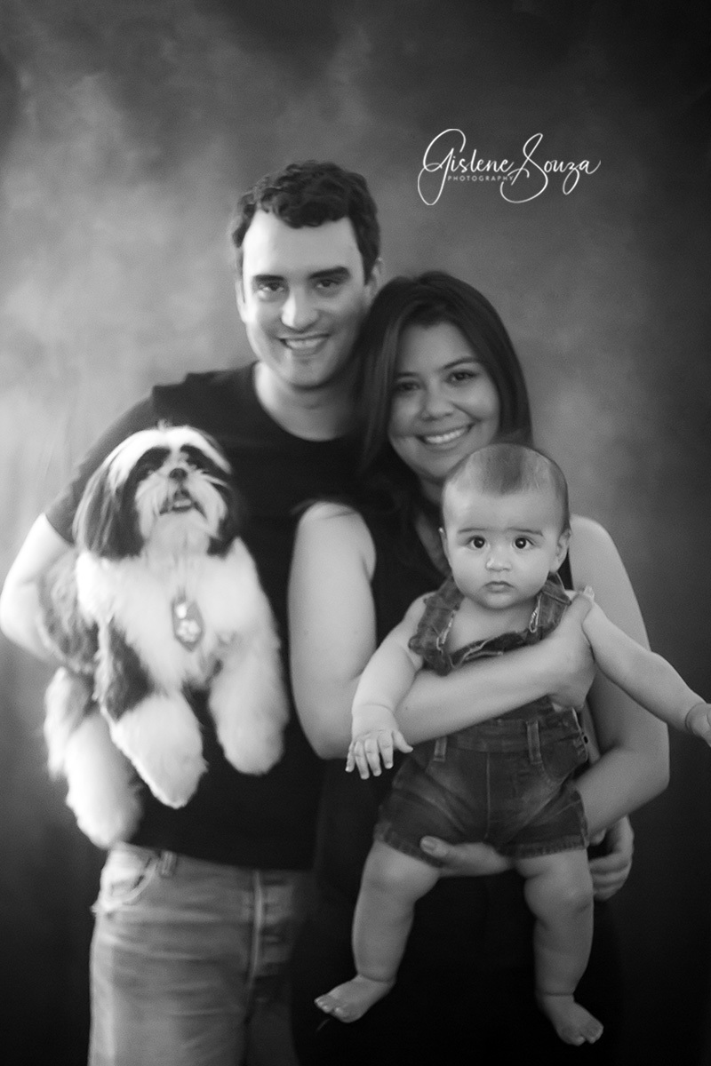 Acompanhamento trimestral do Vinícius. Foto da família toda com o pet. Ensaio em Pará de Minas