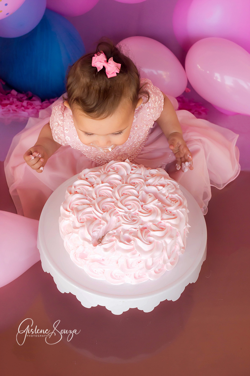 Ana Laura no seu Smash the cake, comemorando seu primeiro aninho de vida. Ensaio realizado em Pará de Minas.