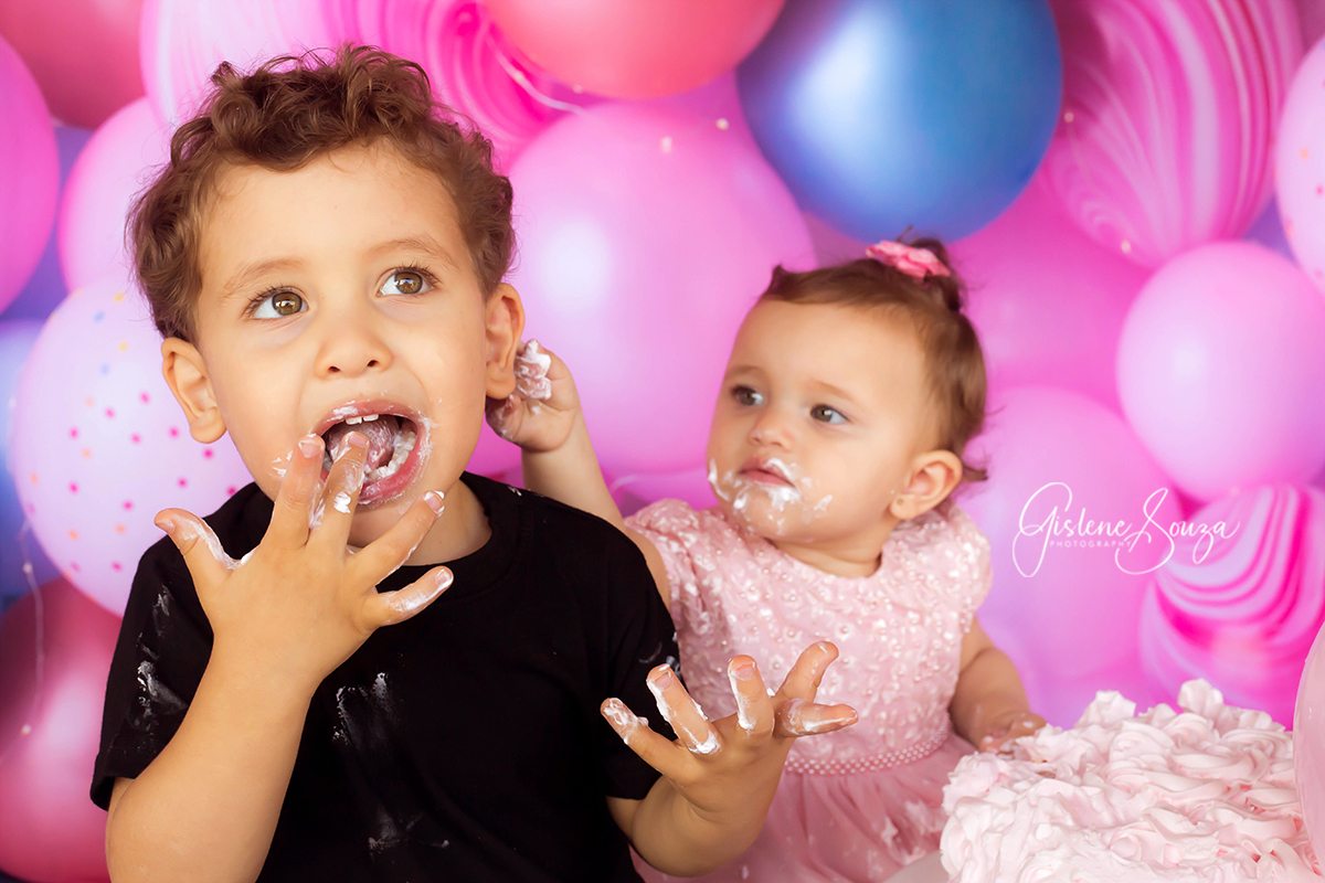 Ensaio Smash the cake da Ana Laura em Pará de Minas. Foto com o irmãozinho.