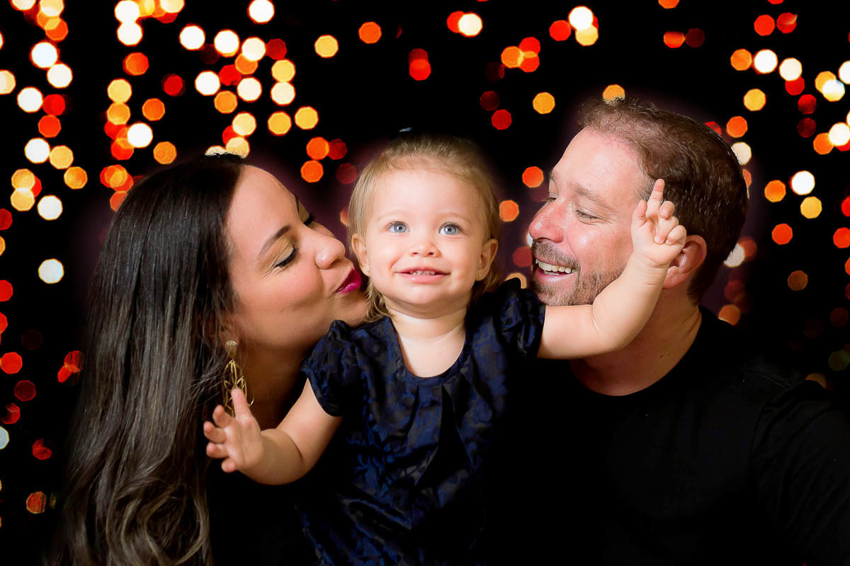 Mini ensaio de natal em Pará de Minas da Cecilia,. Fotografia de natal com os pais. Ensaio de natal no Cenário luzes.