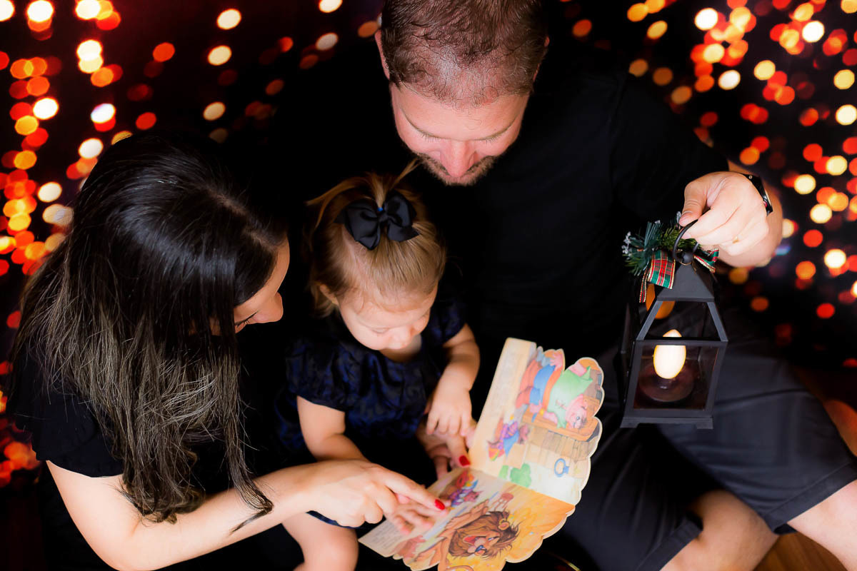 Fotografia de natal em Pará de Minas. Ensaio no cenário Luzes. Fotografia de natal com os pais. Mini ensaio de natal da Cecília em Pará de Minas.
