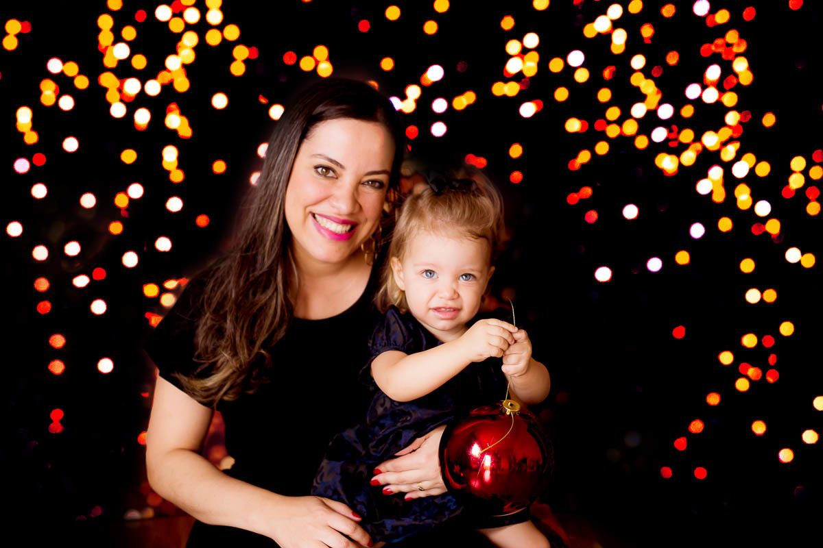 Mini ensaio de Natal em Para de Minas. Ensaio de Natal da Cecília de um aninho e 10 meses. Foto com a mamãe no cenário luzes.