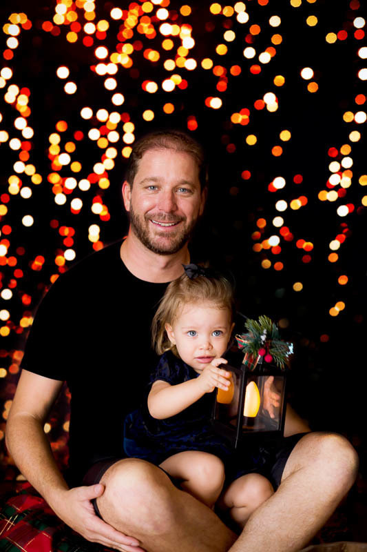Ensaio de natal em Para de Minas com o papai no cenário luzes. Ensaio de Natal da Cecília.