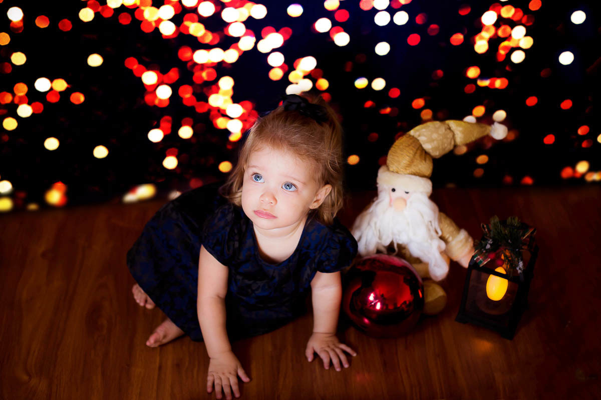 Fotografia de Natal 2020 em Pará de Minas, da Cecília no cenário de luzes.