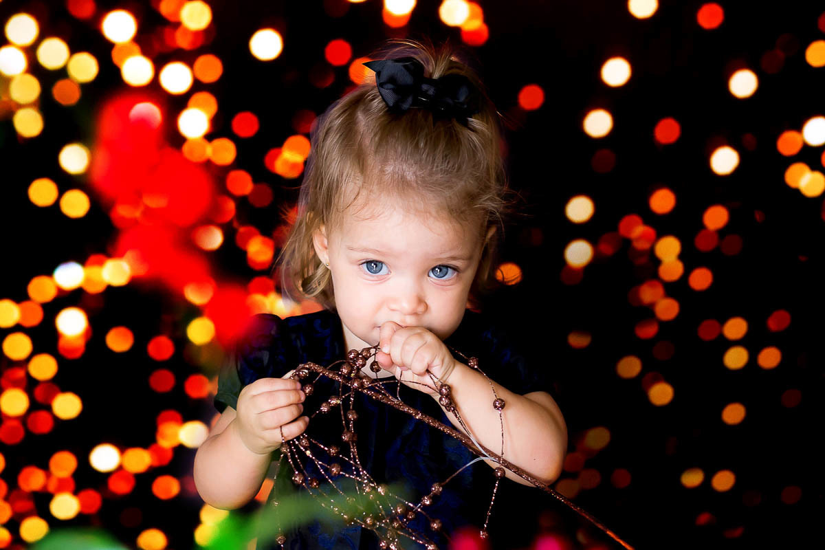 Ensaio de Natal da Cecilia realizado em Para de Minas no Cenário lindo de luzes. 