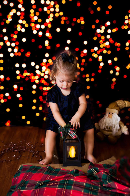 Fotografia de Natal na cidade de Para de Minas da Cecília no Cenário luzes. usando papai Noel e uma lanterna.
