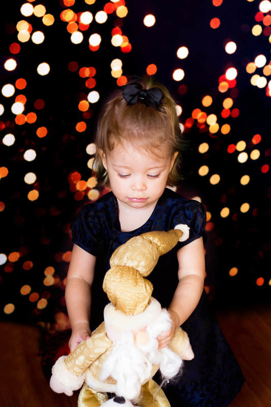 Fotos de natal da Cecília realizado na cidade de Pará de Minas. Cenário luzes com o Papai Noel.