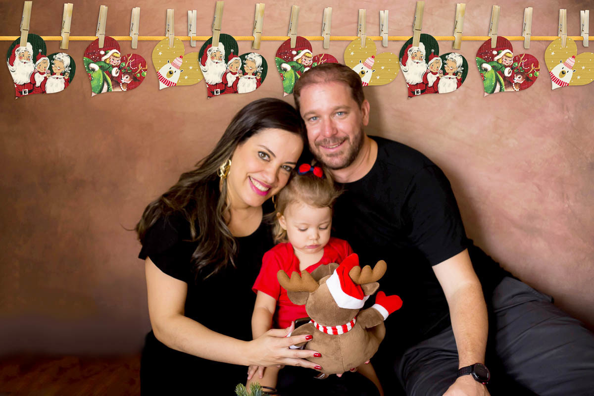 Ensaio de Natal 2020 em Pará de Minas da Cecília. Fotos com os pais e um ursinho Noel.