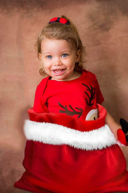 Cecília no saco do Papai Noel. Mini ensaio de Natal muito foto realizado na cidade de Pará de Minas.