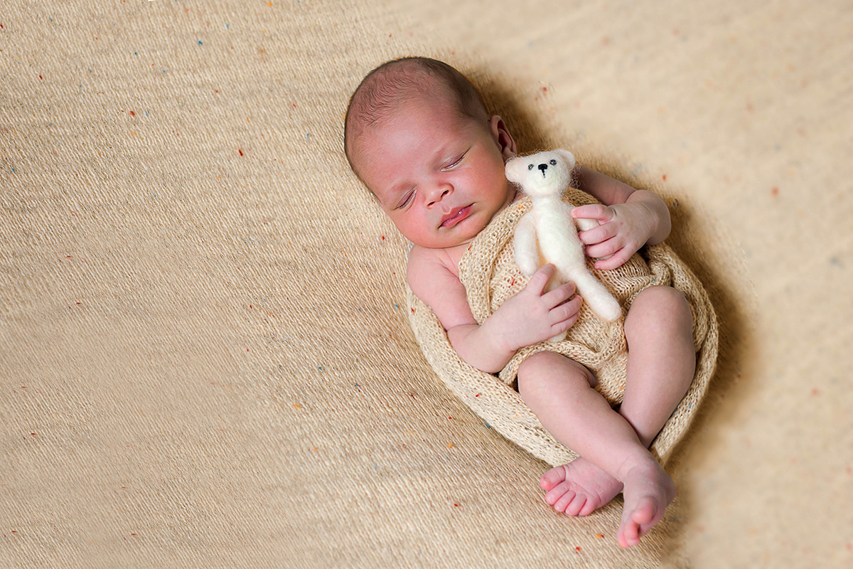 Ensaio de newborn realizado em Para de Minas. Fotos de recém nascido do Davi de 11 dias. Pose no puff com bichinho.
