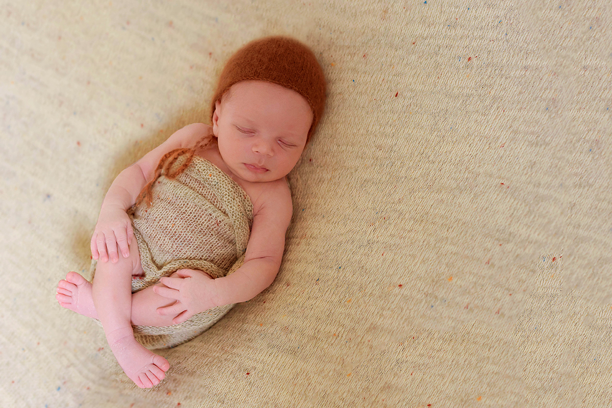 Ensaio de Newborn do Davi de 11 dias, pose no Puff. Ensaio realizado em estúdio em Pará de Minas,