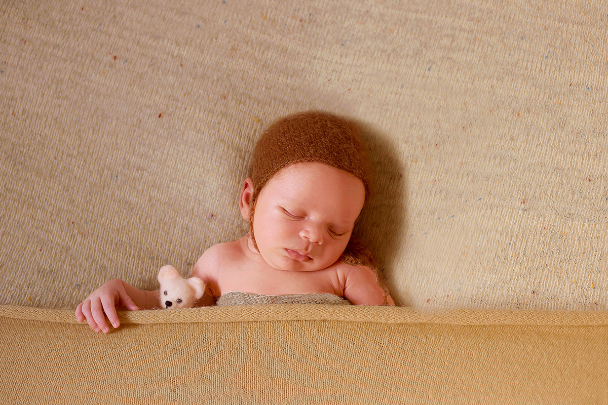 Fotografia de Newborn em Pará de Minas. Ensaio newborn do Davi de 11 dias. Bebê no Puff.