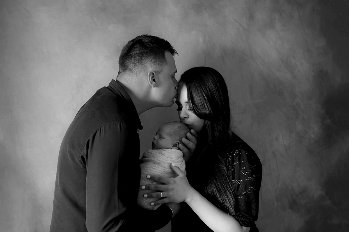 Ensaio de recem nascidos do Davi de 11 dias em Para de Minas. Foto em P&B com os pais.