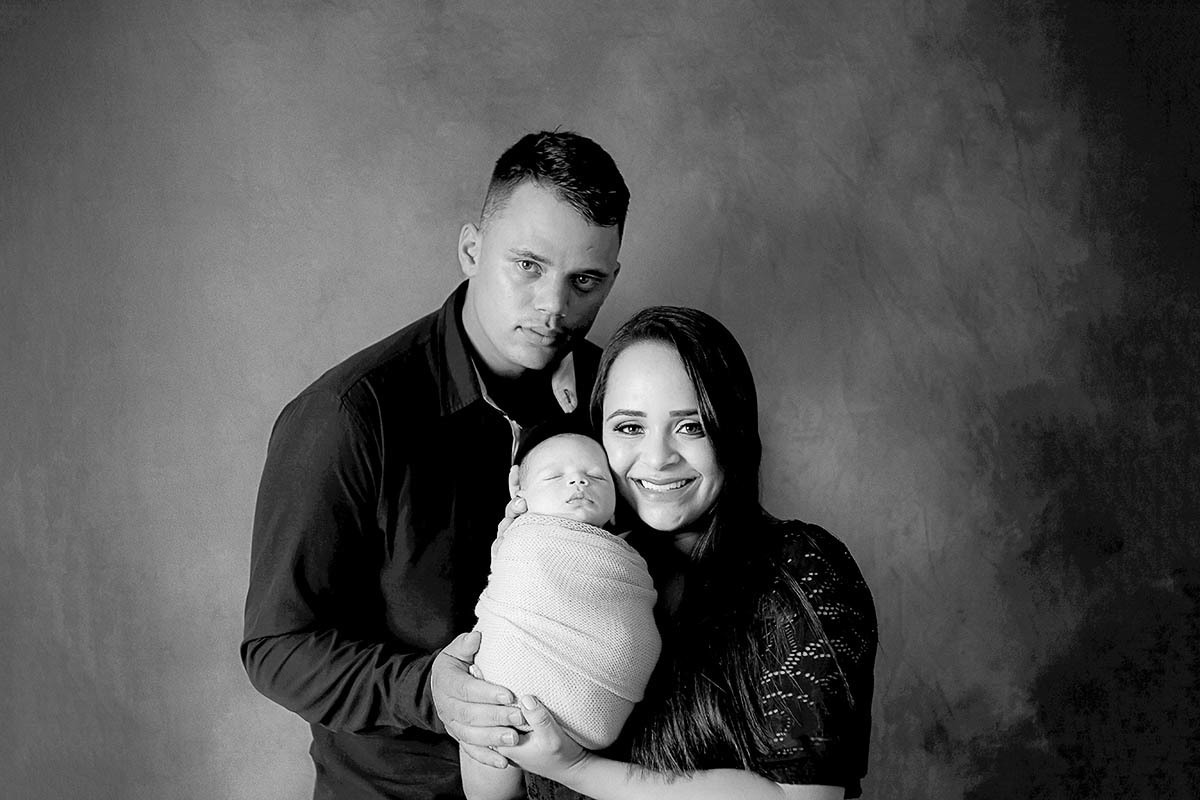 Fotografia de newborn em Pará de Minas. Ensaio Newborn do Davi de 11 dias. Pose com os pais.