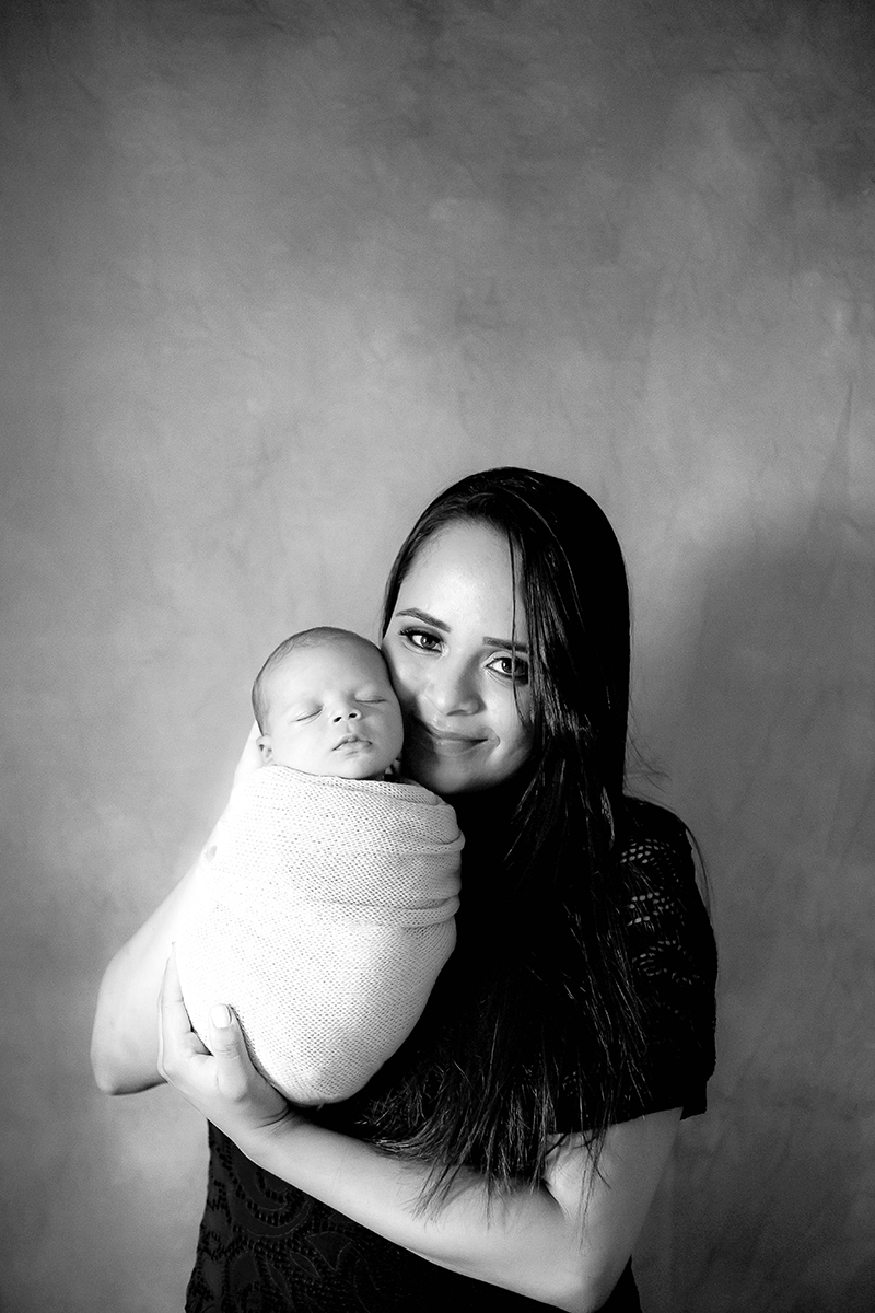 Ensaio de newborn do Davi de 11 dias. Ensaio realizado em Para de Minas. Pose em P&B com a mãe.