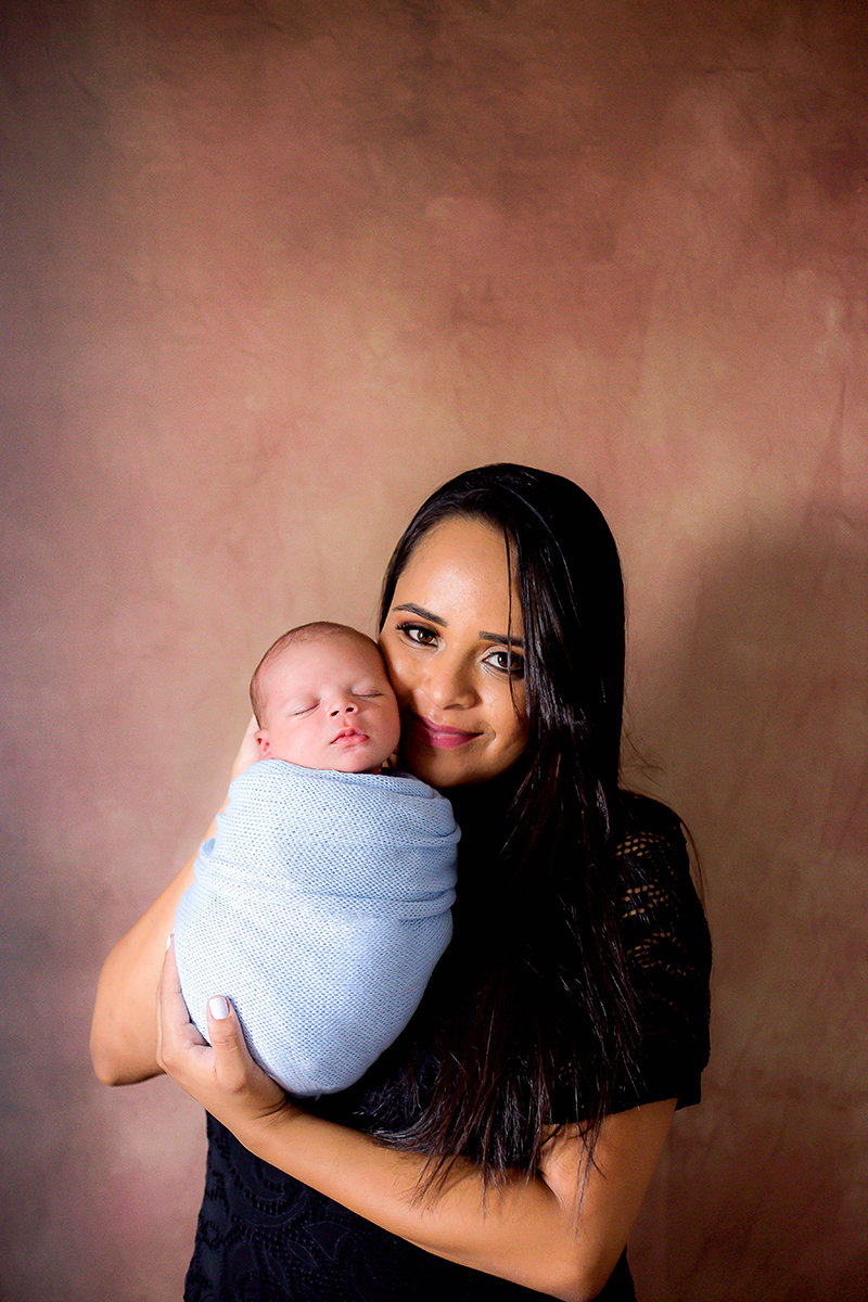Fotografia de newborn do Davi. Bebê de 11 dias. Ensaio ocorrido em Pará de Minas. Pose com a mãe.