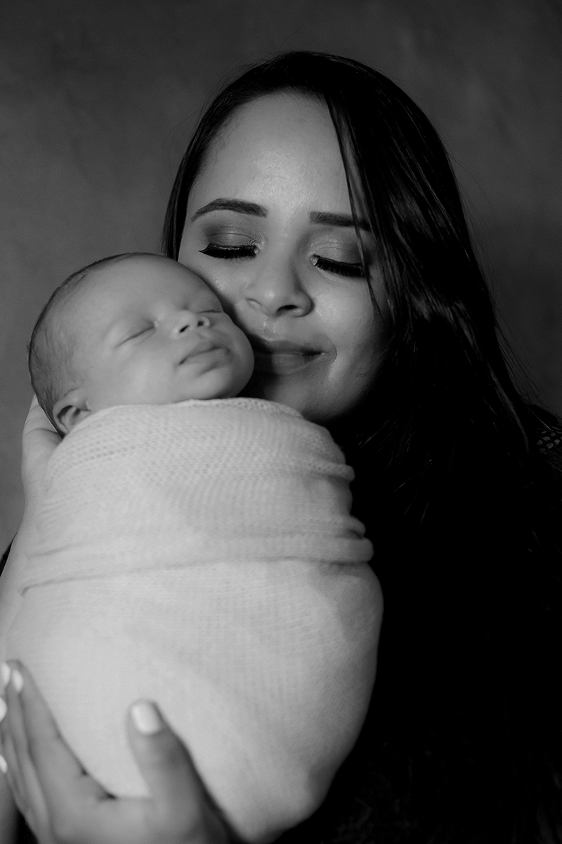 Ensaio de newborn em Pará de Minas. Pose com em P&B com a mães. Ensaio do Davi de 11 dias.