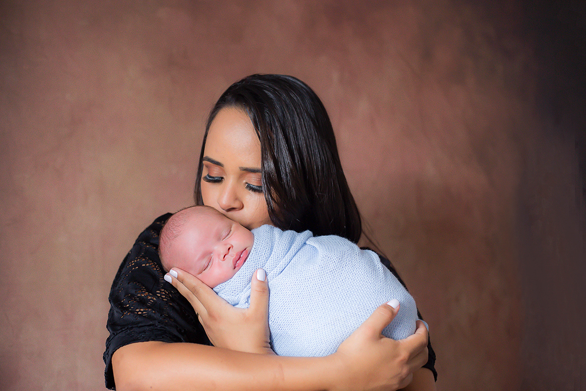Fotografia de newborn do Davi de 11 dias. Ensaio realizado em Para de Minas. Pose com a mãe.