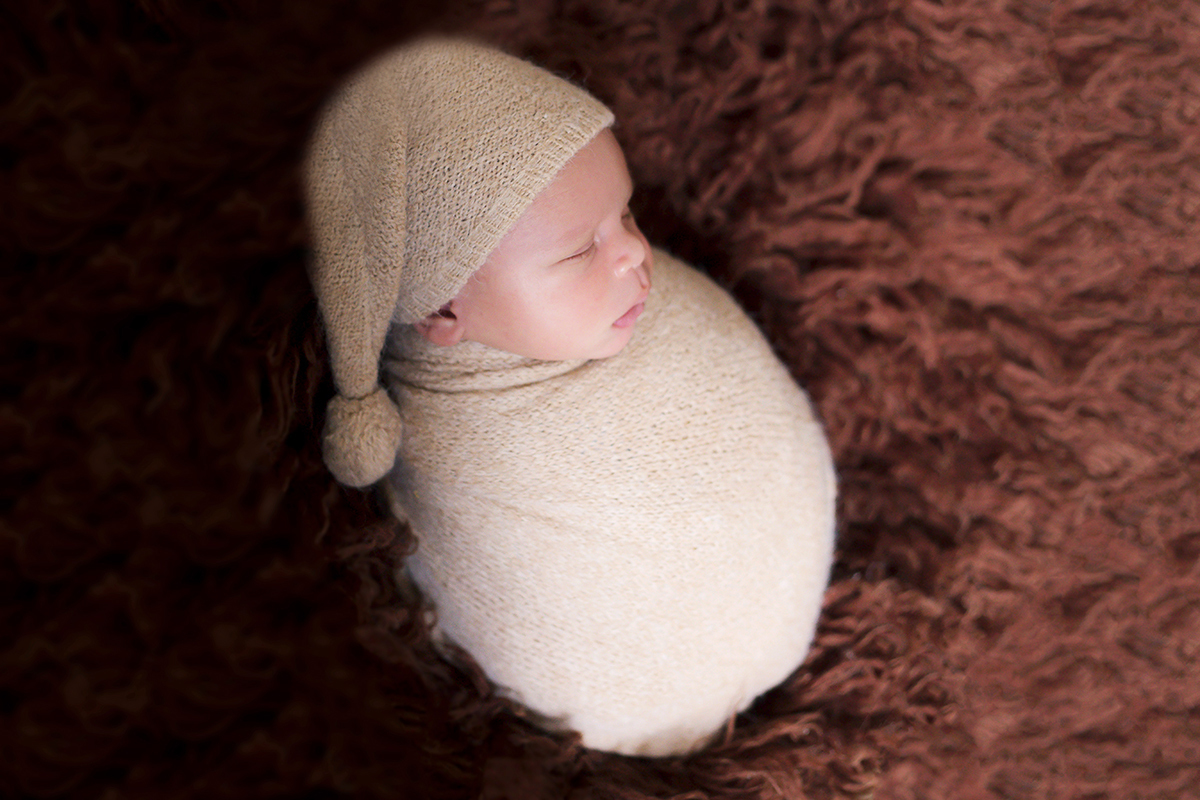 Ensaio de recém nascidos em Pará de Minas. Ensaio de Newborn do Davi de 11 dias. Pose no flokati.