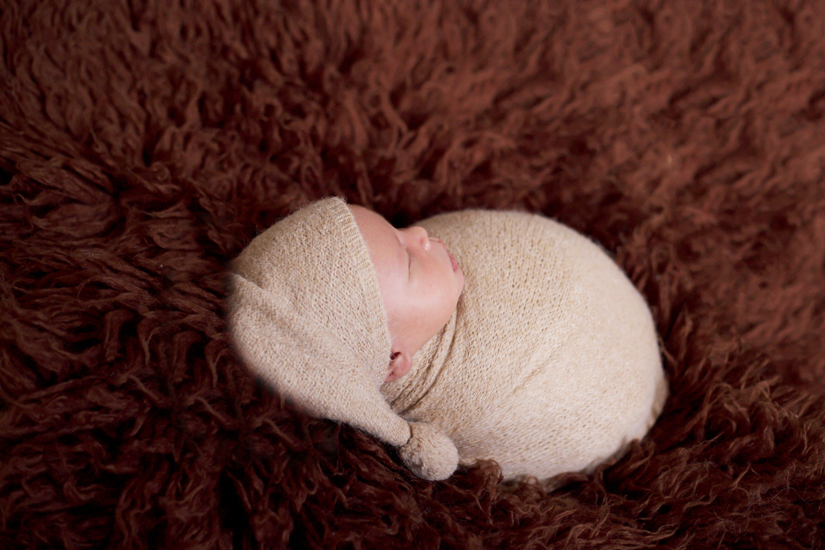 Ensaio de newborn do Davi de 11 dias. Bebê no flokati e enrolado no wrap. Ensaio realizado em Para de Minas.