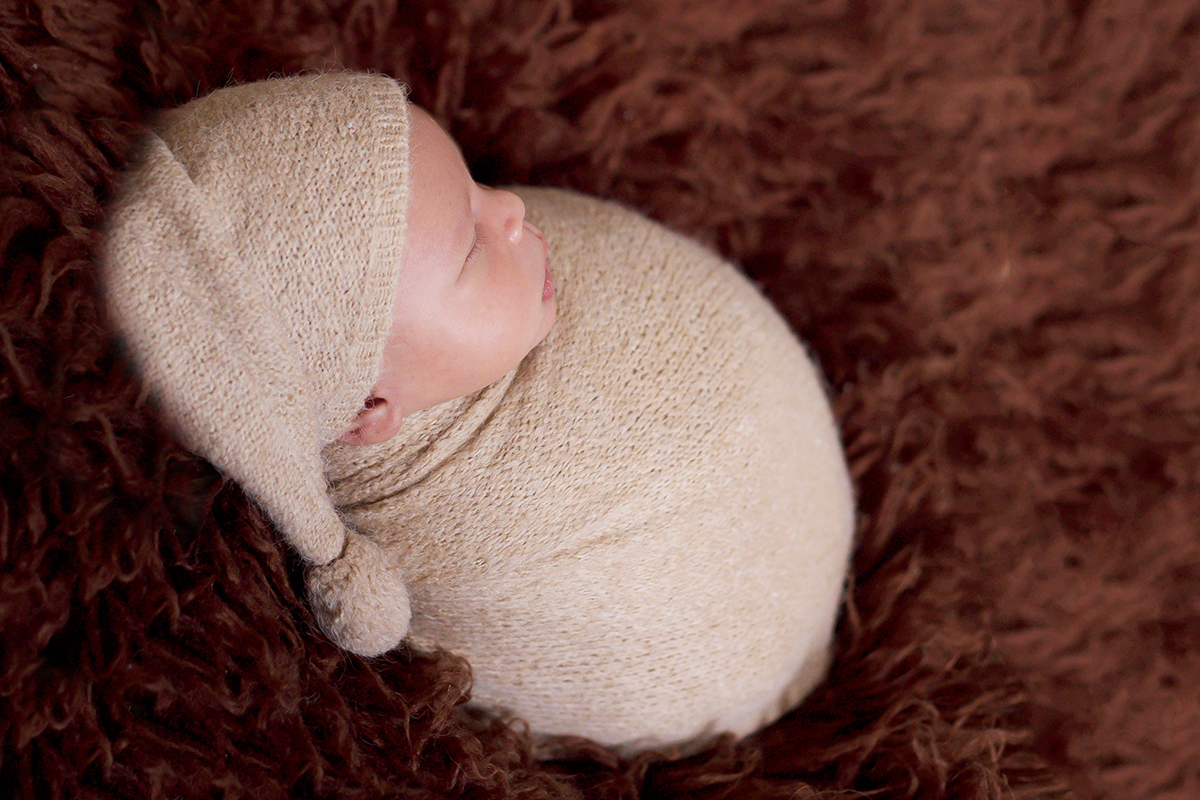 Fotografia de recem nascidos do Davi de 11 dias. Ensaio realizado em Para de Minas. Pose bebê enrolado no wrap e no flokati.