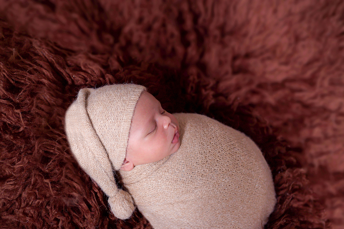 Fotografia de newborn em Para de Minas. Bebê Davi de 11 dias. Pose no Flokati.