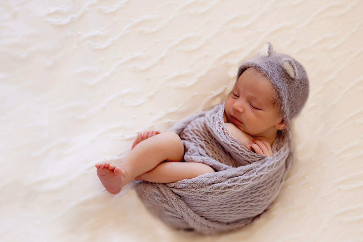 Ensaio de newborn do João Miguel de 17 dias em Pará de Minas. Pose no Puff,