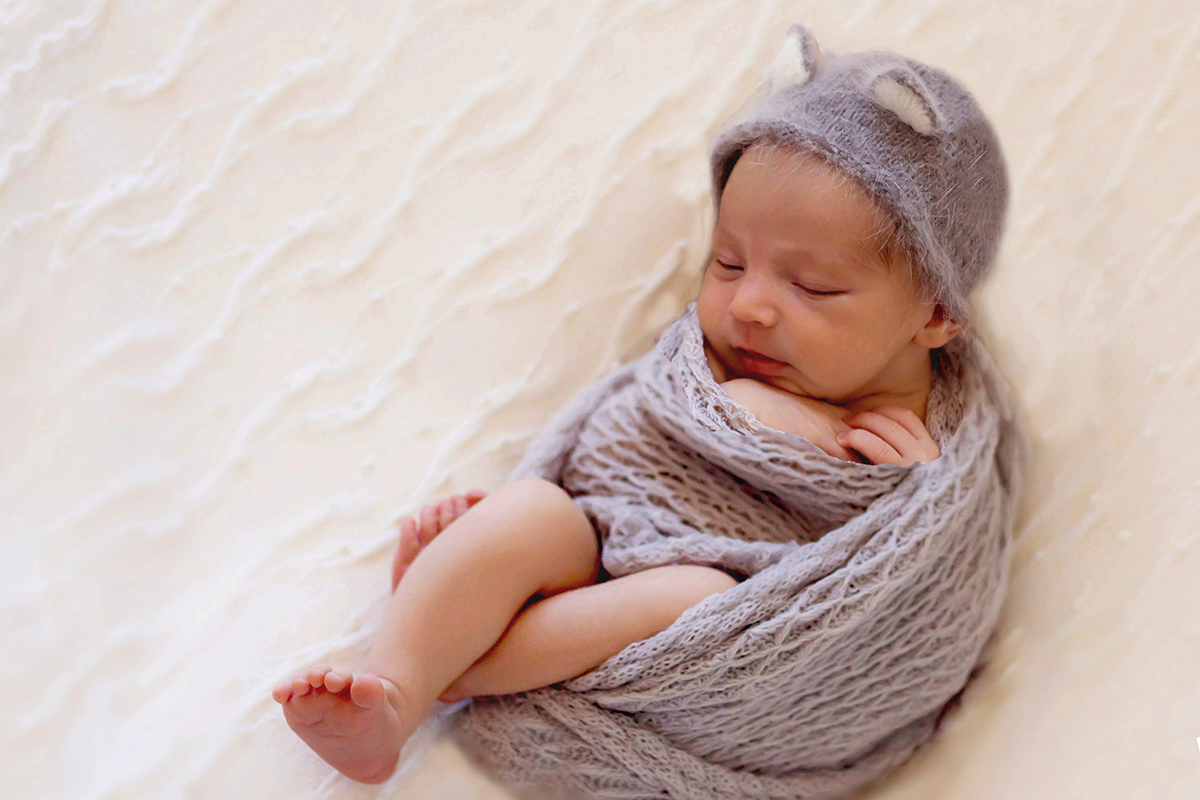 Ensaio de recém nascido do João Miguel de 17 dias. Fotografia de recém nascidos na Cidade de Pará de Minas. Bebê enrolado no wrap no puff.
