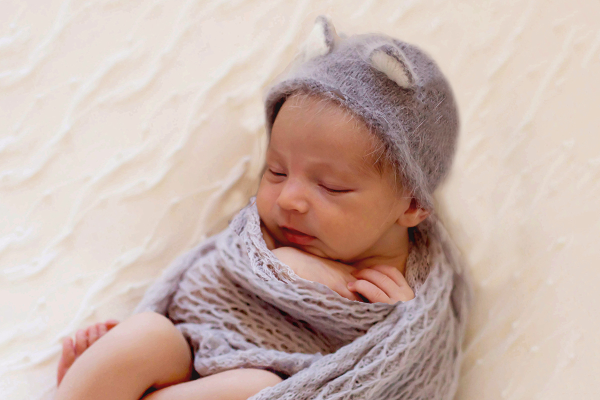 Pose do puff com bebê enrolado no wrap. Ensaio newborn do João Miguel de 17 dias em Para de Minas.