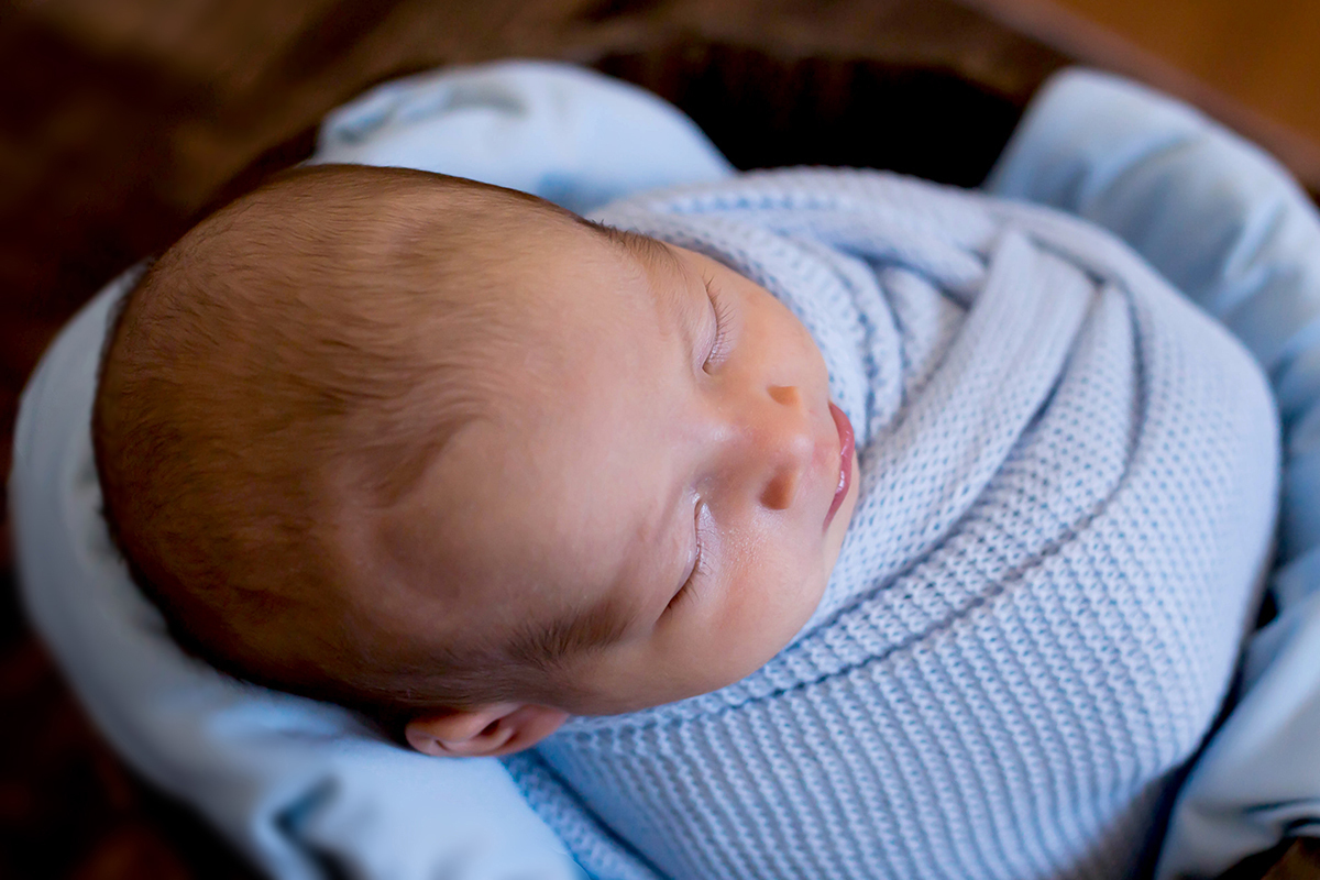 Ensaio newborn em Pará de Minas do João Miguel de 17 dias. Pose no prop baldinho.