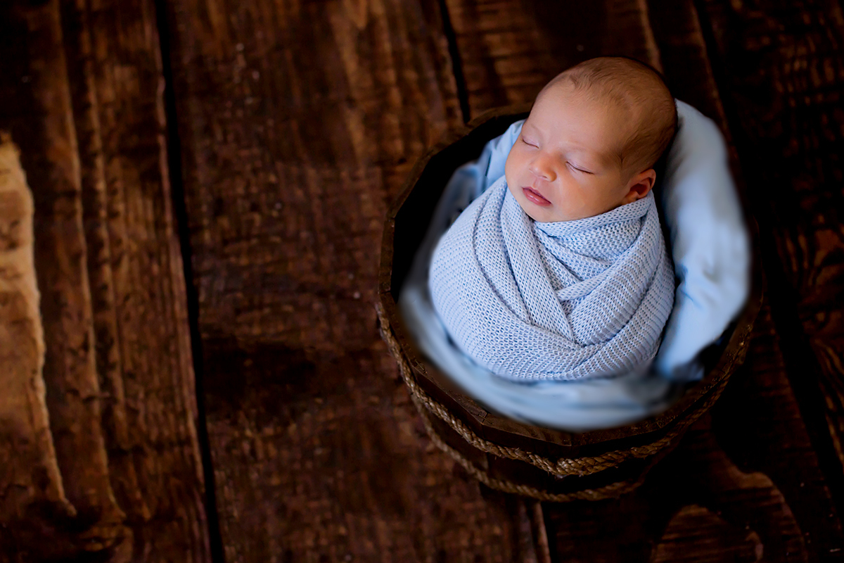 Pose do baldinho no ensaio de newborn do João Miguel em Pará de Minas.
