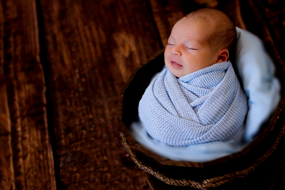 Fotografia de recém nascido  em Pará de Minas do João Miguel de 17 dias. Pose no baldinho.
